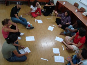 Jovens aprendem como produzir a Revista e discutem temas que vão desde orçamento público a política internacional