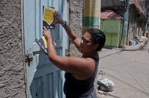 moradores aderiram a campanha e colaram adesivos nas portas de suas casas Foto: Victor Domingues